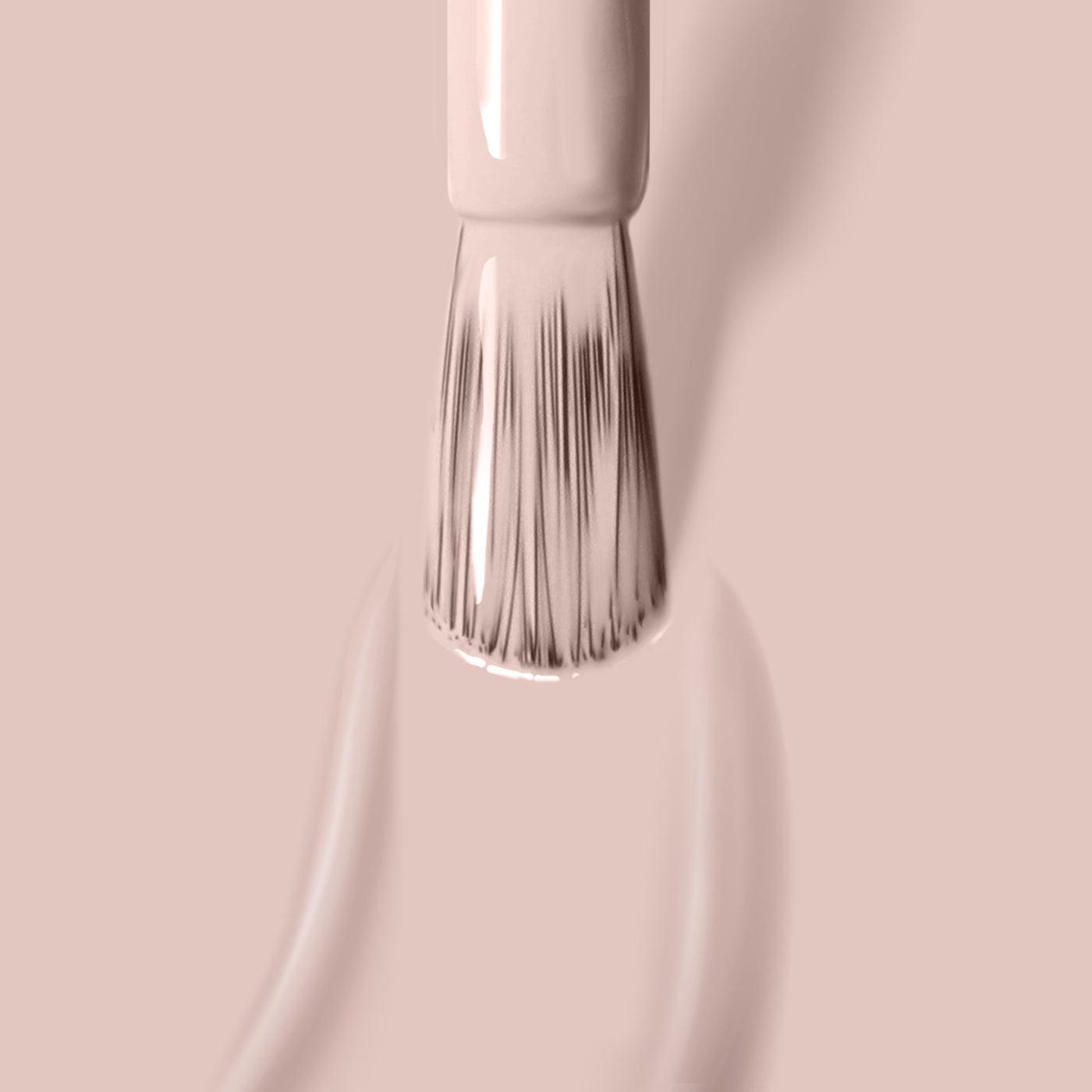 The LONDONTOWN Sandstone nail polish brush applies a coat of light nude polish on a smooth surface, enriched with the nourishing Florium Complex.