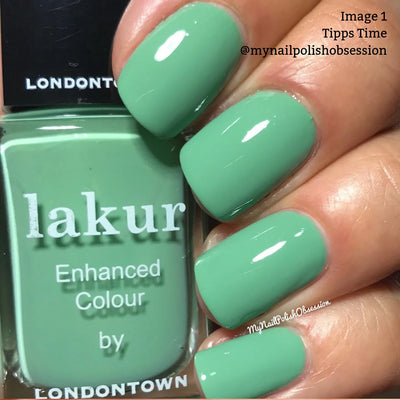 Close-up of nails painted with vegan, cruelty-free tropical green crème Lakur Enhanced Colour by LONDONTOWN's Tipps Time (Professional) nail polish, with the polish bottle shown on the side.